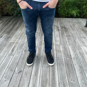 Mörkblåa Replay jeans - Snygga mörkblå Replay jeans. De har inga defekter. Modellen är 174. W34 L32 men passar som W32 L32. Kontakta gärna vid funderingar!