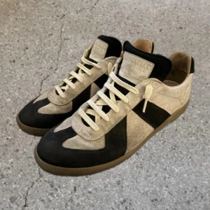 Sällsynta maison margiela gats svartvita - ÄKTA! maison margiela panda gats som är mycket eftertraktade. Mockan där fram är lite stel men kan fixas med mockaborste men övrigt mycket bra skick. Lagning syns på sista bilden. Storlek 43 men passar från 42-44 också. Kom gärna med frågor😊