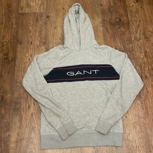 Grå gant hoodie storlek L men är liten i storleken - En grå tröja från gant inte använd jätte mycket. Lite mindre i storlek 