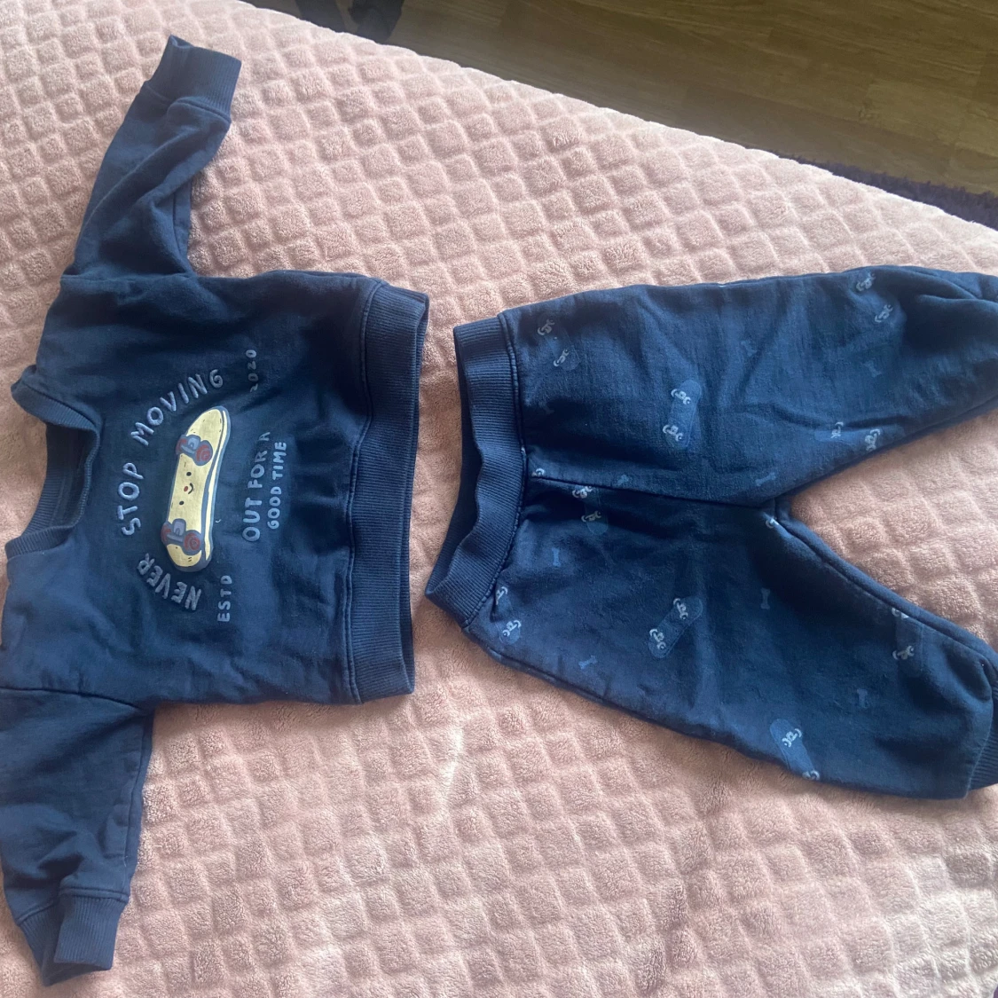 Mörkblå mjukisbyxor med skateboardmönster