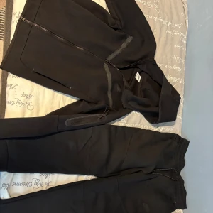 Nike tech fleece  - Svart Nike tech fleece tracksuit Storlek S på koftan och M på byxor  