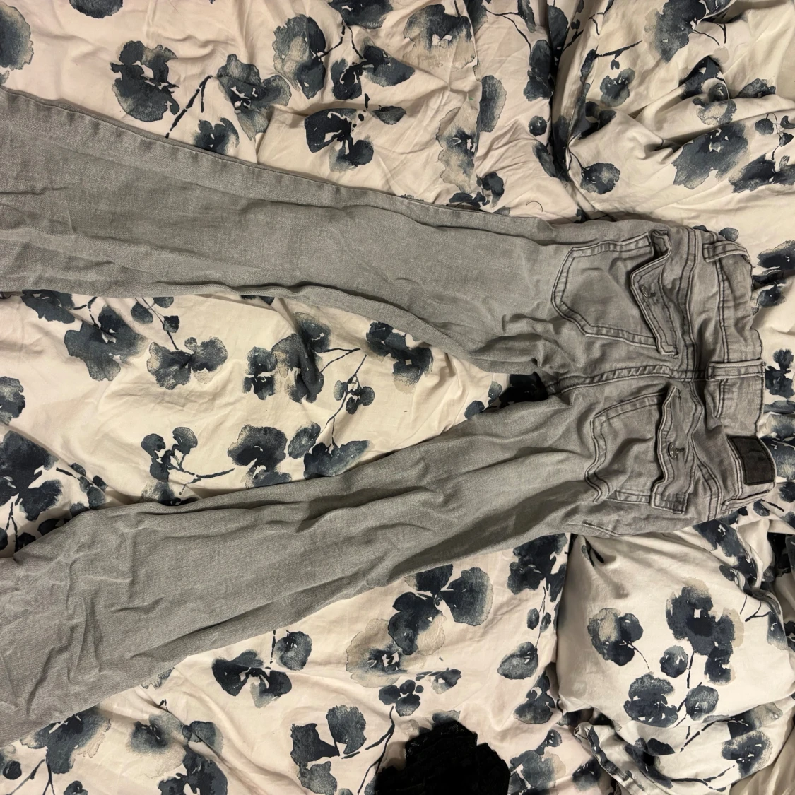 Grå jeans med fickdetaljer - 1