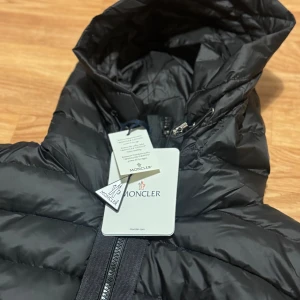 Moncler cardigan  - Har flera stycken postar upp dem som nytt inlägg eftersom dem blir sålda one by one liksom. Size S M L 