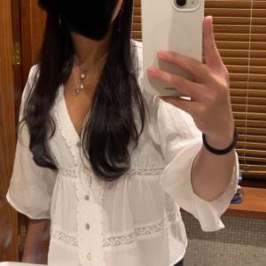 Fin blus från Zara  - Super bra skick!! Använt en gång. Väldigt fin blus från Zara som passar till middagar och roliga tillfällen💕säljer då jag inte fått användning 