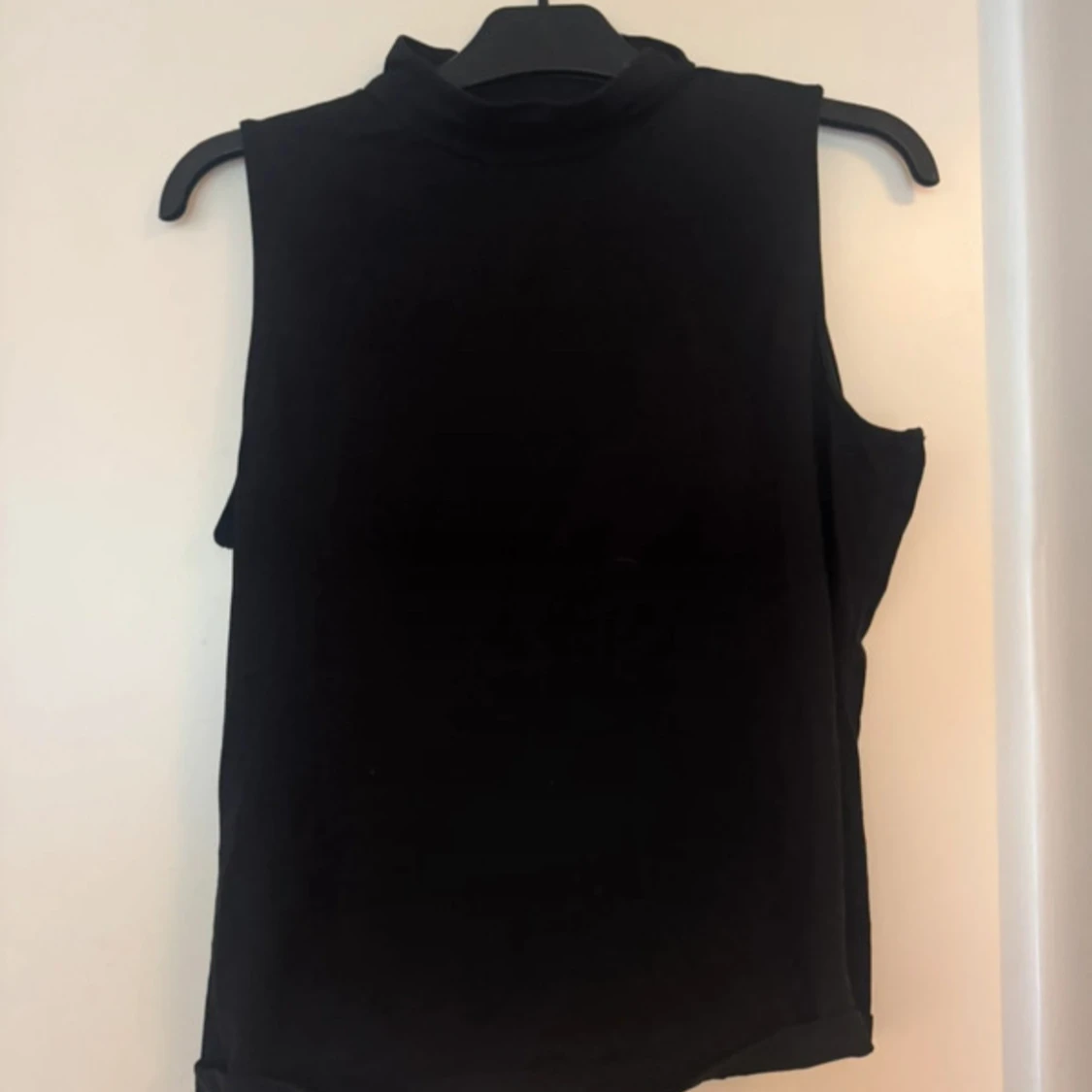 Svart ärmlös polotopp - 3