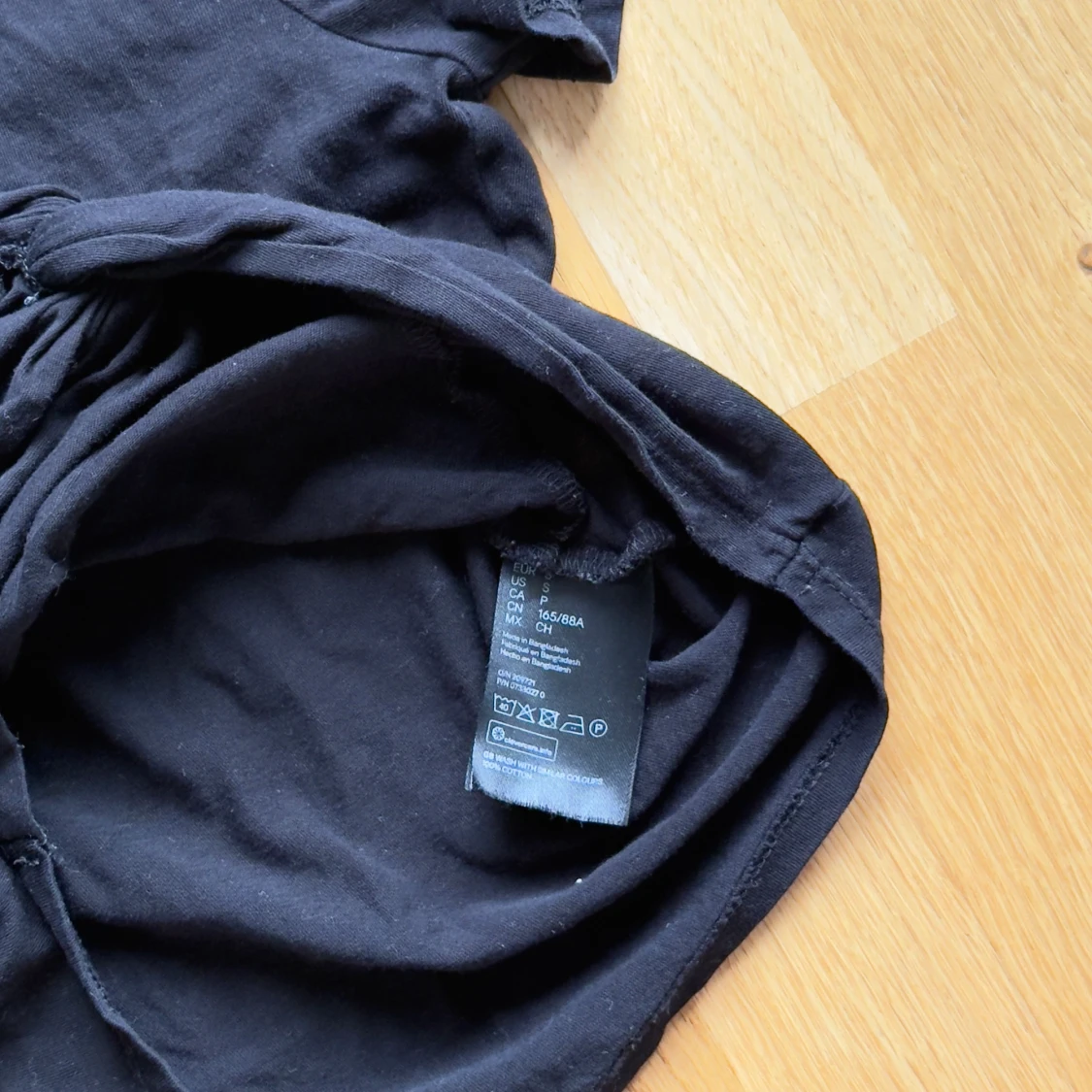 Snygg svart croppad t-shirt från H&M - 4