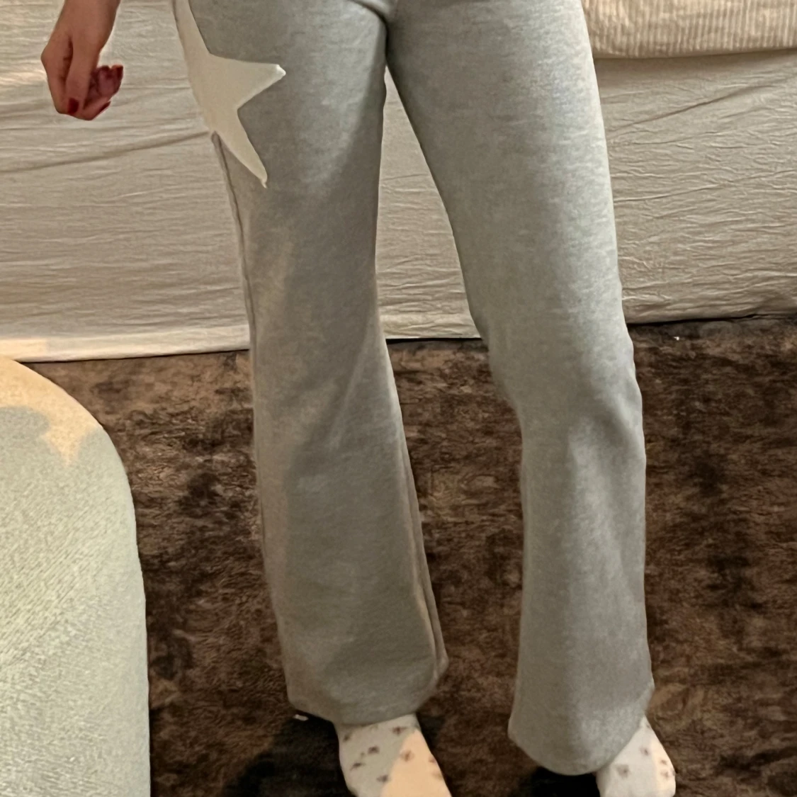 Grå mjukisbyxor med vit stjärna - 3