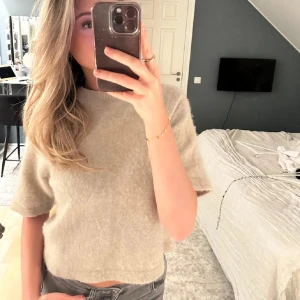 Stickad tröja - Säljer denna stickade tröja från &other stories 💕