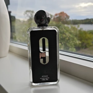 Afnan 9pm EdP 100ml -  Nästan full flaska (90–95% kvar) av den populära Afnan 9 pm. En söt och kraftfull kvällsdoft med lång hållbarhet. Fynda en nästintill ny flaska till bra pris! Skickas utan orginalbox men köpbevis finns! 