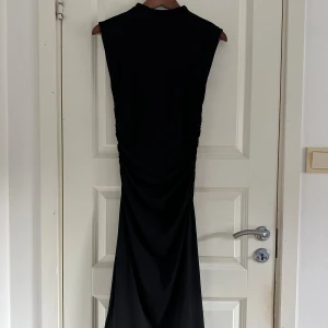 Svart midiklännig från H&M - Svart midiklänning från H&M i mjukt och stretchigt material. 🖤