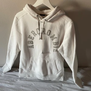 Vit hoodie från Abercrombie & Fitch - Säljer en snygg vit hoodie från Abercrombie & Fitch! Hoodie är i storlek S och jätte fint skick, hör av er om ni har några frågor😁