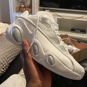 Nike NOCTA glide - Nike NOCTA Glide Air – helt nya! 🔥 Säljer ett par Nike NOCTA Glide Air som är helt nya och oanvända. Tyvärr för stora för mig. Kommer med originalkartong och kvitto.