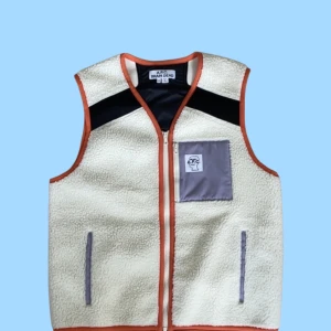 A.P.C. Brain Dead fleeceväst - A.P.C. X BRAIN DEAD VÄST                           SKICK: I princip ny, använd ytterst fåtal gånger.  ORIGINAL PRIS: 3000kr