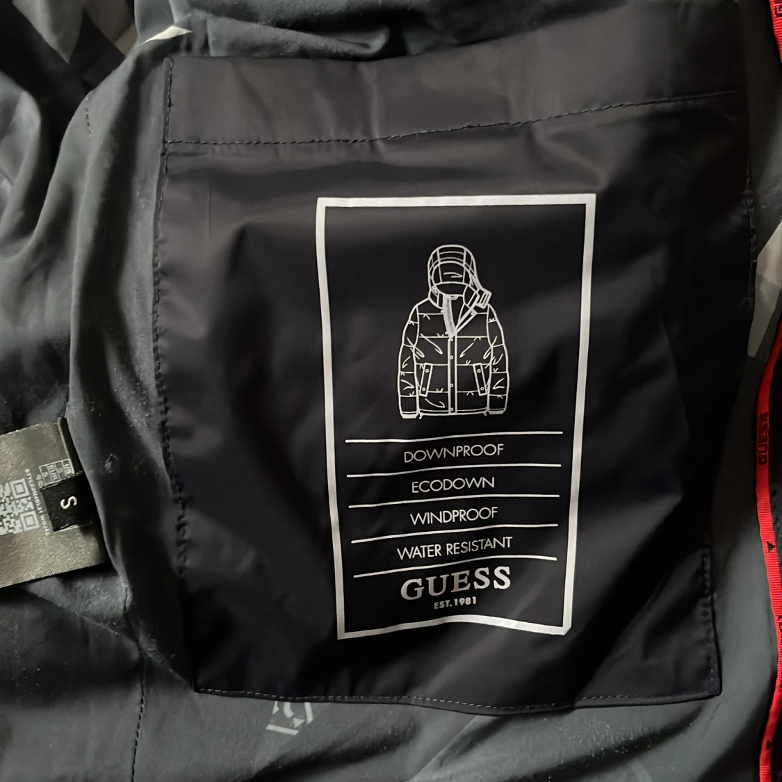 Svart pufferjacka från Guess med huva - 1