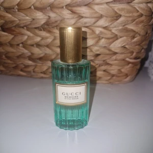 Parfym - Det är en unisex doft. Doften beskrivs som en blandning av träiga, muskiga, blommiga och söta aromer. Den är lite använd men finns mycket kvar, provar att sälja då den inte kommer till användning.