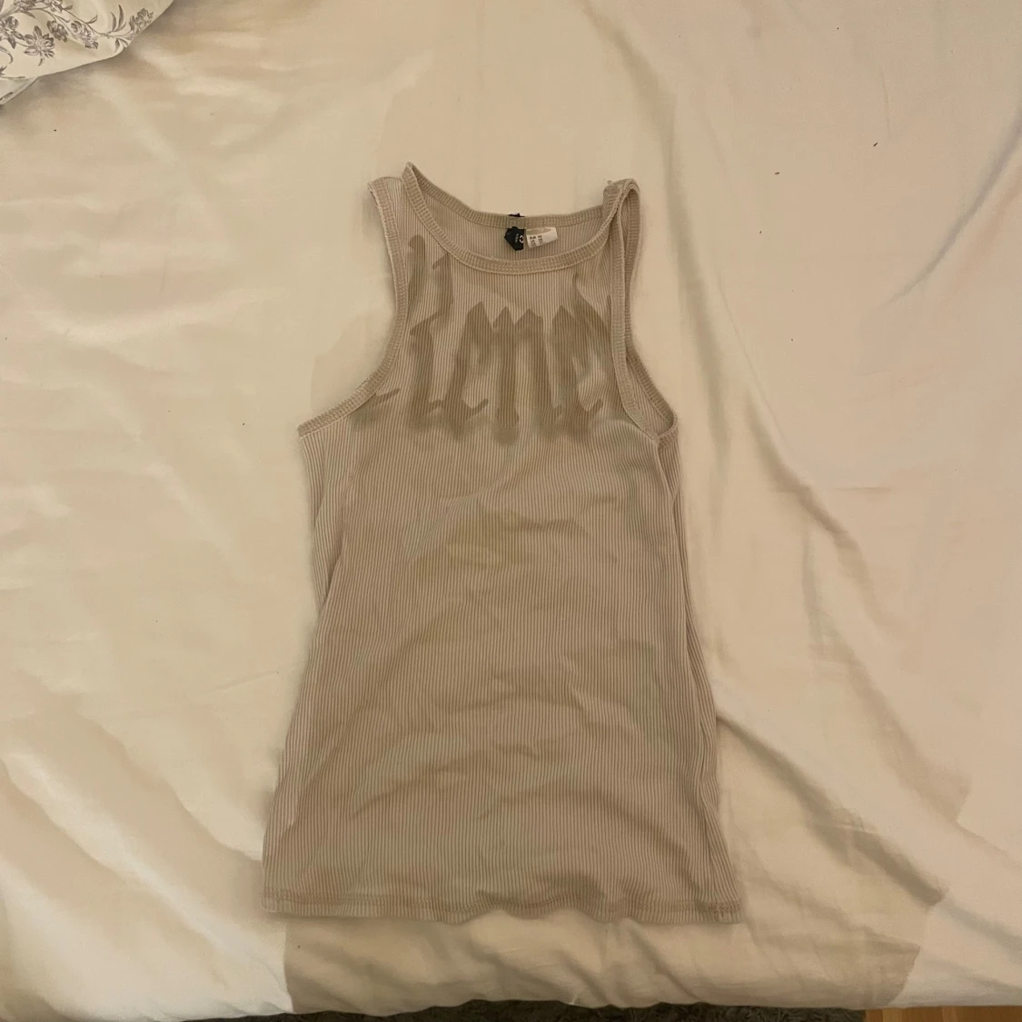 Beige ribbad linnetopp med tryck