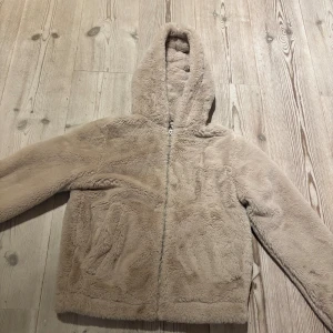 Fluffig päls jacka!❤️ - Denna jacka är mycket skön och fluffig. ( pris kan diskuteras )