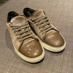 Lanvin captoe - Säljer detta paret lanvin captoe då jag har köpt nya skor. Storleken är 42. Det har en del skanvanker och så därav det billiga priset. Nypris på ett sånt här på ligger runt 5000kr. Vid frågor tveka inte på att höra av dig vid fler bilder eller frågor om skorna. Färgen på de är gråa med en grön/brun captoe. Vid fläckar på skorna är det ganska enkelt att få bort det absolut envisaste fläckarna med hjälp av diskmedel, vatten och en ungefär en tesked bakpulver. 