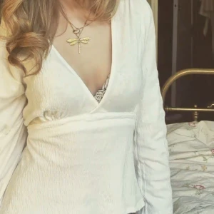 Vit omlottblus med v-ringning - Säljer en vit omlottblus med djup v-ringning och långa ärmar. Säljer för den är för stor💞💞