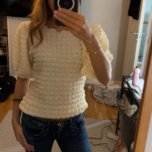 Vit blus med puffärmar - Vit topp från Wera i storlek S