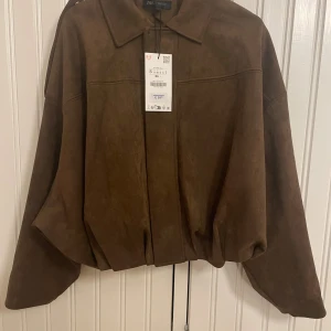 Mocka jacka - Helt ny mocka jacka från Zara med prislapp och orginalförpackning kvar. Jackan är slutsåld på Zaras hemsida och kommer inte tillbaka i lager. Pris kan diskuteras vid snabb affär😊
