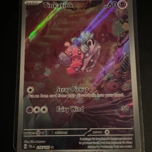 Tinkatink #216 - Säljer nu mitt Tinkatink #216 kort. Väldigt bra skick, varit sleevad sen den blev öppnad och varit bra förvarad.