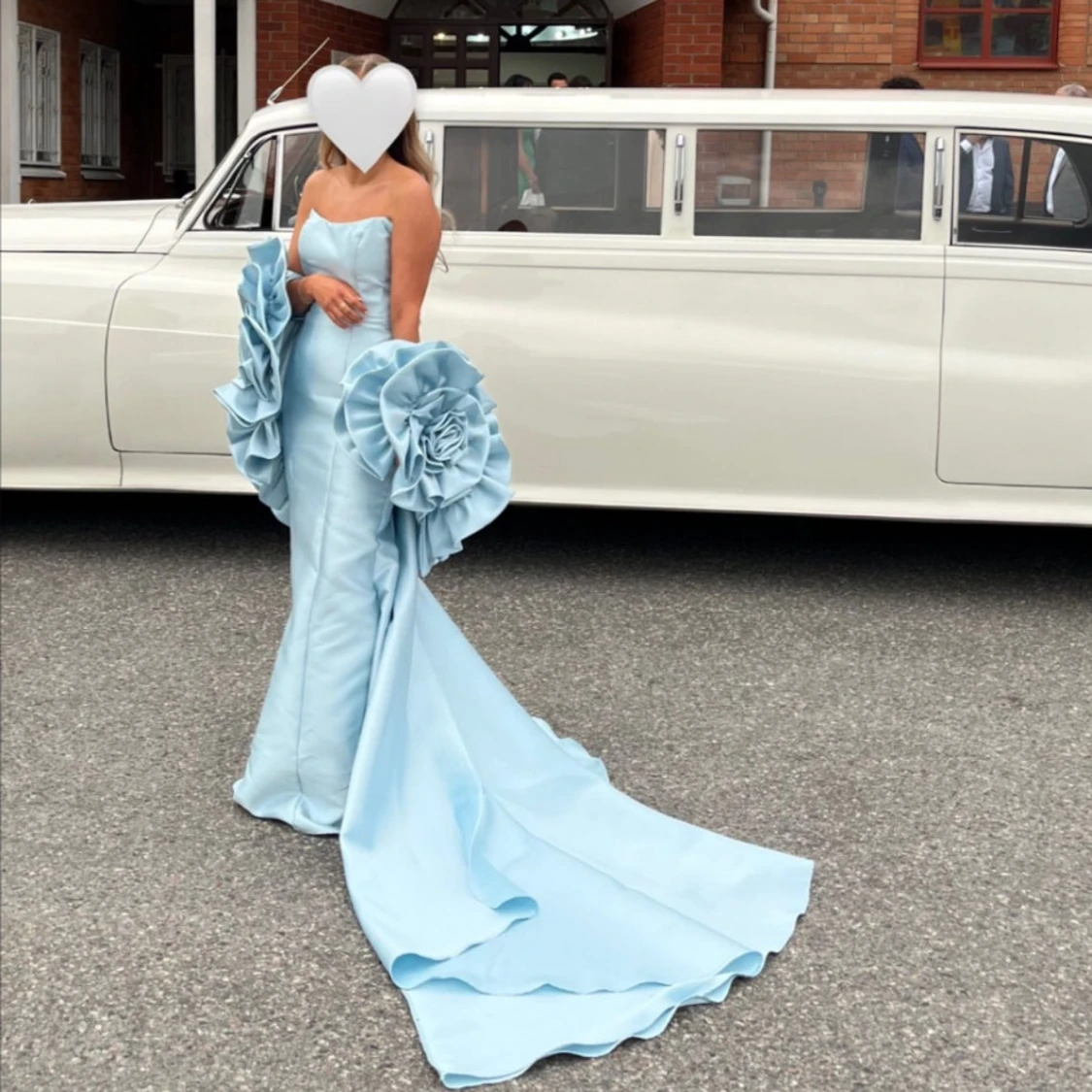 Ljusblå långklänning med stora rosdetaljer