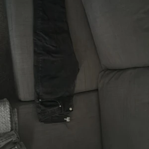 Svarta jeansbyxor i rak modell - Svarta jeansbyxor i klassisk rak modell med fem fickor och silverfärgade nitar. Jeansen har normal passform och är tillverkade i ett slitstarkt denimtyg. Perfekta för dig som gillar en enkel och stilren look.