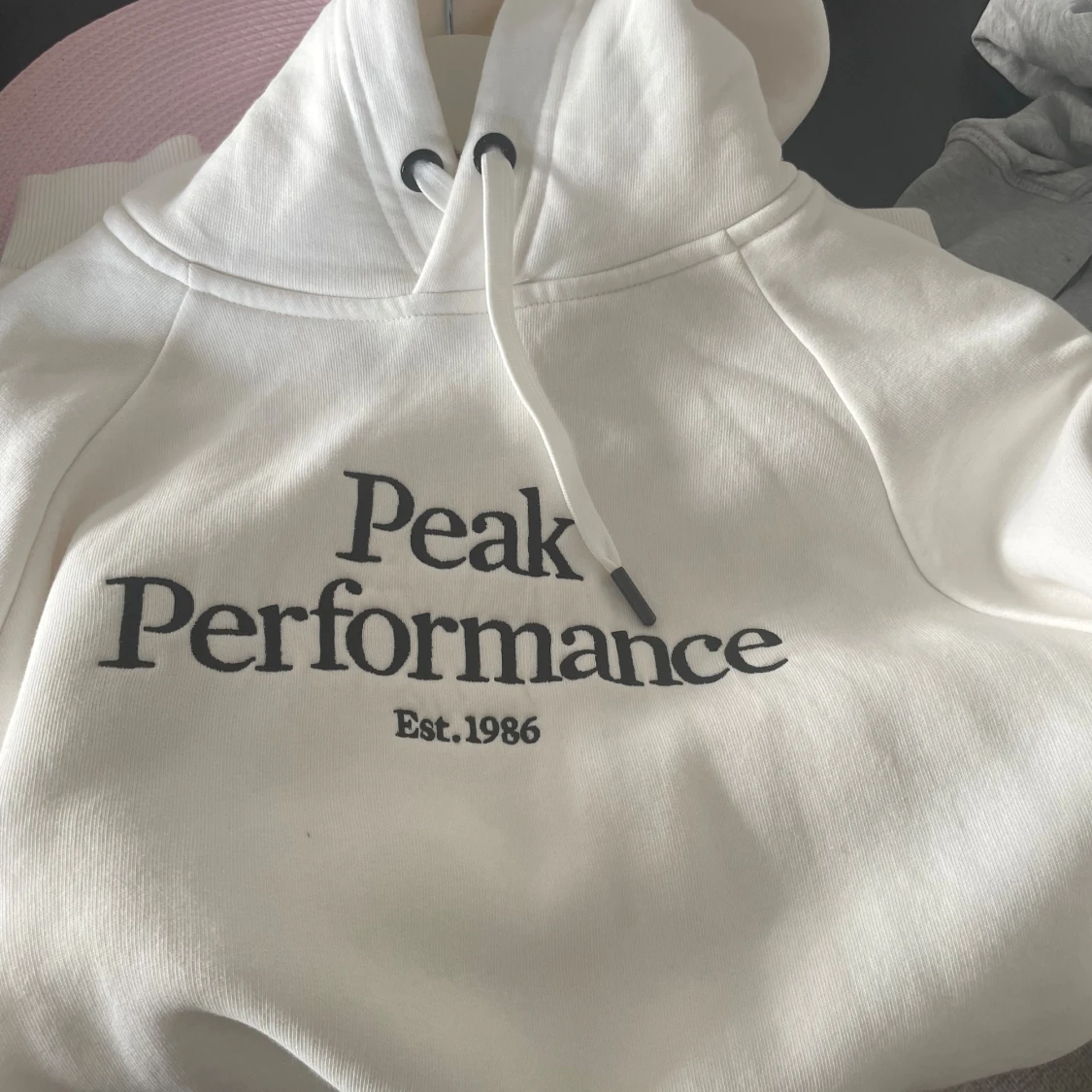Vit hoodie från Peak Performance
