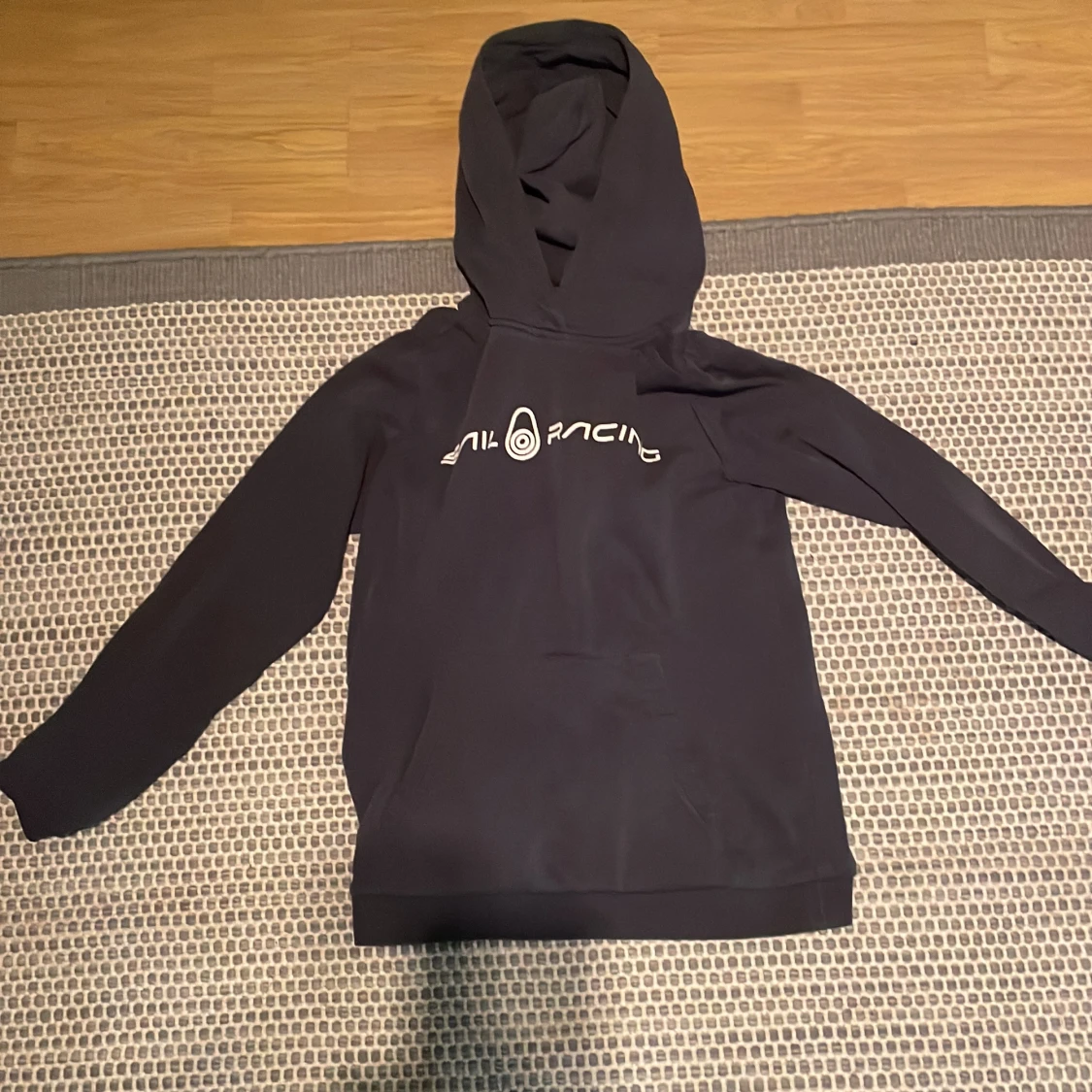 Svart Sail Racing hoodie med tryck
