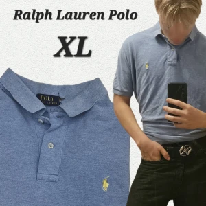 Blå pikétröja från Ralph Lauren XL - Klassisk blå pikétröja från Ralph Lauren med gul broderad logga på bröstet. Tröjan har krage, knappar framtill och är kortärmad. Perfekt för en clean och stilren look. Inga defekter som inte syns i bilden.