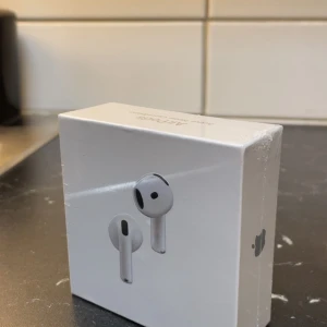 Airpods gen 4 - Helt nya airpods!!!  Fick de i från en giveway