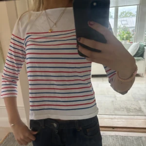 Randig topp med trekvartsärm - Supersöt och stilren randig trekvartstopp från Mango💓