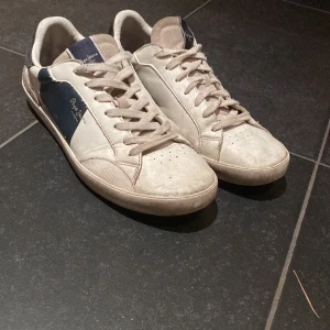 Feta skor från pepe jeans  - Ett par feta skor från pepe jeans. Ganska slitna och använda. Dom är smutsiga men om man tvättar kommer det försvinna. Storlek 43 men passar som 44