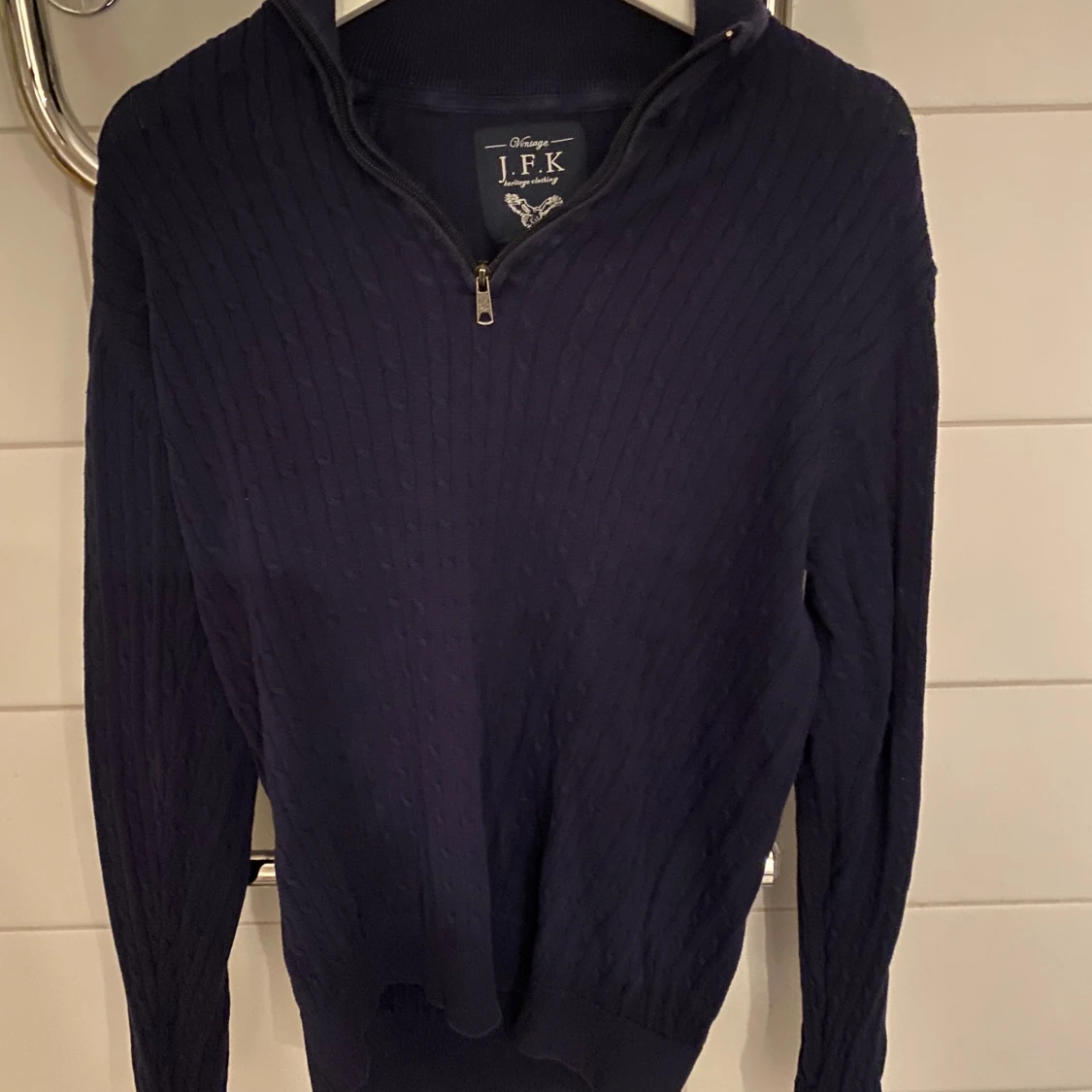 Mörkblå stickad tröja