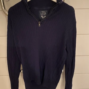 Mörkblå stickad tröja - Mörkblå stickad tröja 