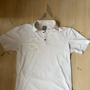 Footjoy piké - Sitter ganska stort för storlek M. Finns lite svag gulning på insidan av kragen men Inge som syns när den är på