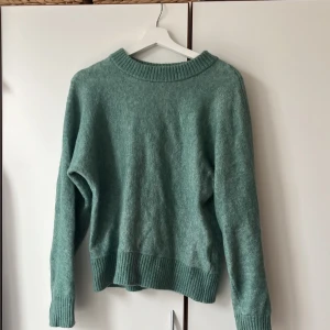 Grön stickad tröja i mohairmix S - En grön stickad tröja i mohair- och ullblandning. Perfekt för lager-på-lager eller som den är