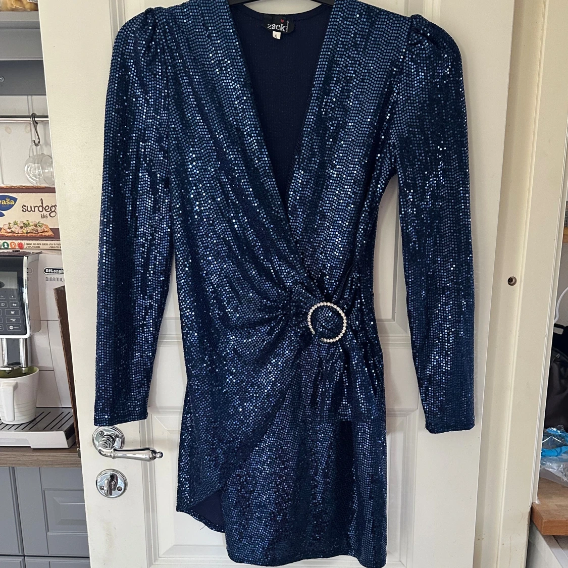 Marinblå glittrig klänning från Zack