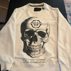 Philipp Plein crystal couture  - Säljer min Philipp plein tröja Crystal couture-serien.  Just denna modell säljs inte längre och verkar vara ovanlig.  Färg off-white.  Det är storlek M.  Kan mötas Finns i Märsta men kan lösa i Stockholm 
