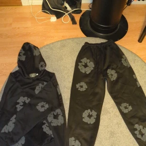 Denim tears tracksuit  - Säljer min svarta denim tears tracksuit då den är för stor. Använt 1 gång och skicket är perfekt. Väldigt mjukt och skönt som är perfekt till chill dagar. Var inte rädda att fråga om fler bilder! 