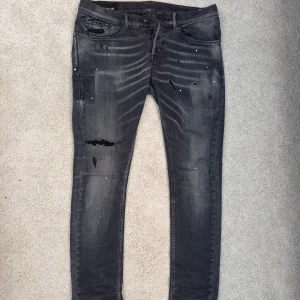 Dondup jeans Slim - Ett par fina Dondup jeans, med slim fit. För dig som gillar slitningar är detta ett perfekt par för dig. Jeansen har både slitningar vid fickor, framsida och baksida. Även ett hål i knät. Nypris runt 4000 tusen. Hör av er vid fler frågor😇