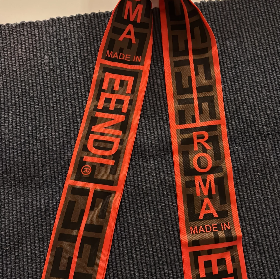 Mörkblå halsduk från Fendi - 1