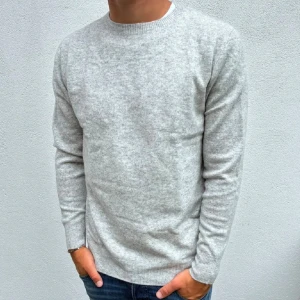 Ljusgrå kashmir tröja herr - En stilren och skön ljusgrå stickad tröja med rund hals och långa ärmar. Tröjan har en klassisk passform och ribbade muddar vid ärmslut och nederkant. 