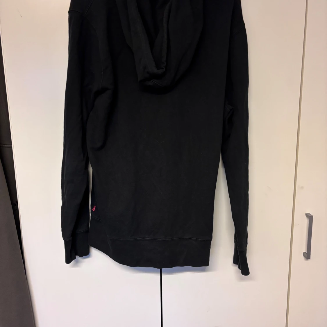 Svart hoodie från Levi's med camo-logga - 1