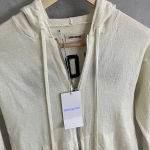 Zadig hoodie - Riktigt soft Zadig hoodie i storlek S, passar dig som är runt 160-165 dvs Xs. Skicket är helt nytt med tags o prislappen. Nypris 291€.