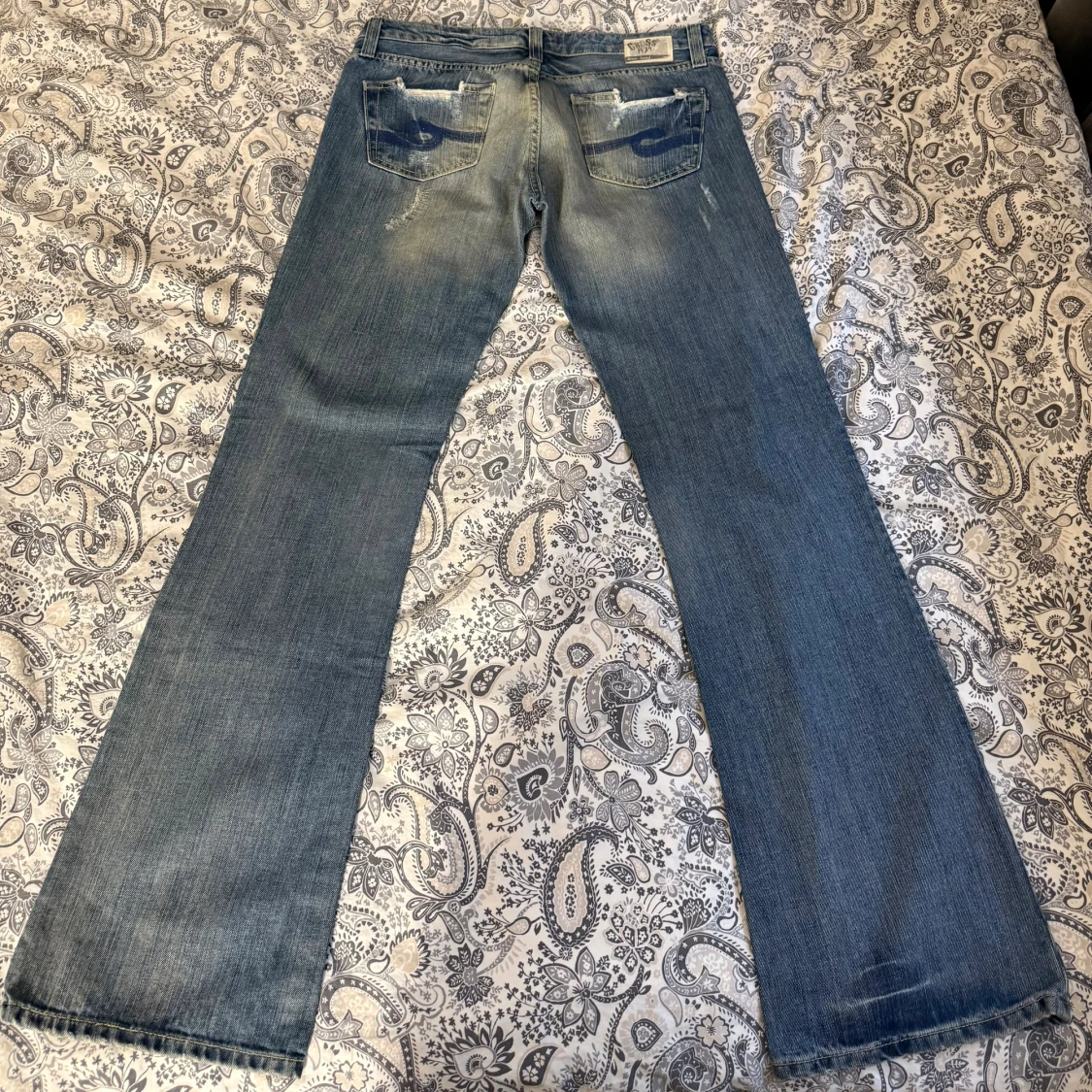 Lågmidjade utsvängda jeans  - 2