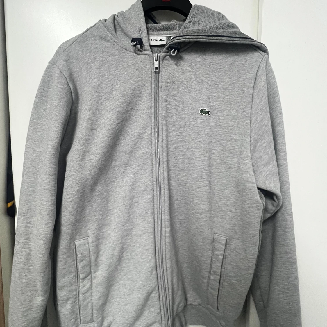 Grå hoodie från Lacoste med dragkedja