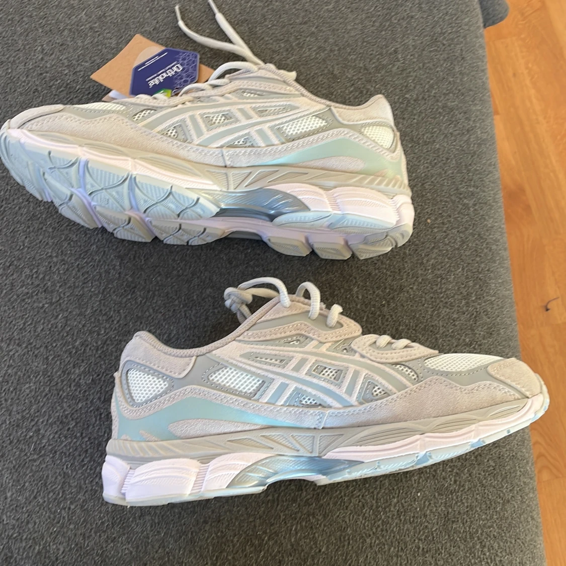 ASICS vita sneakers med mesh och skinn - 1