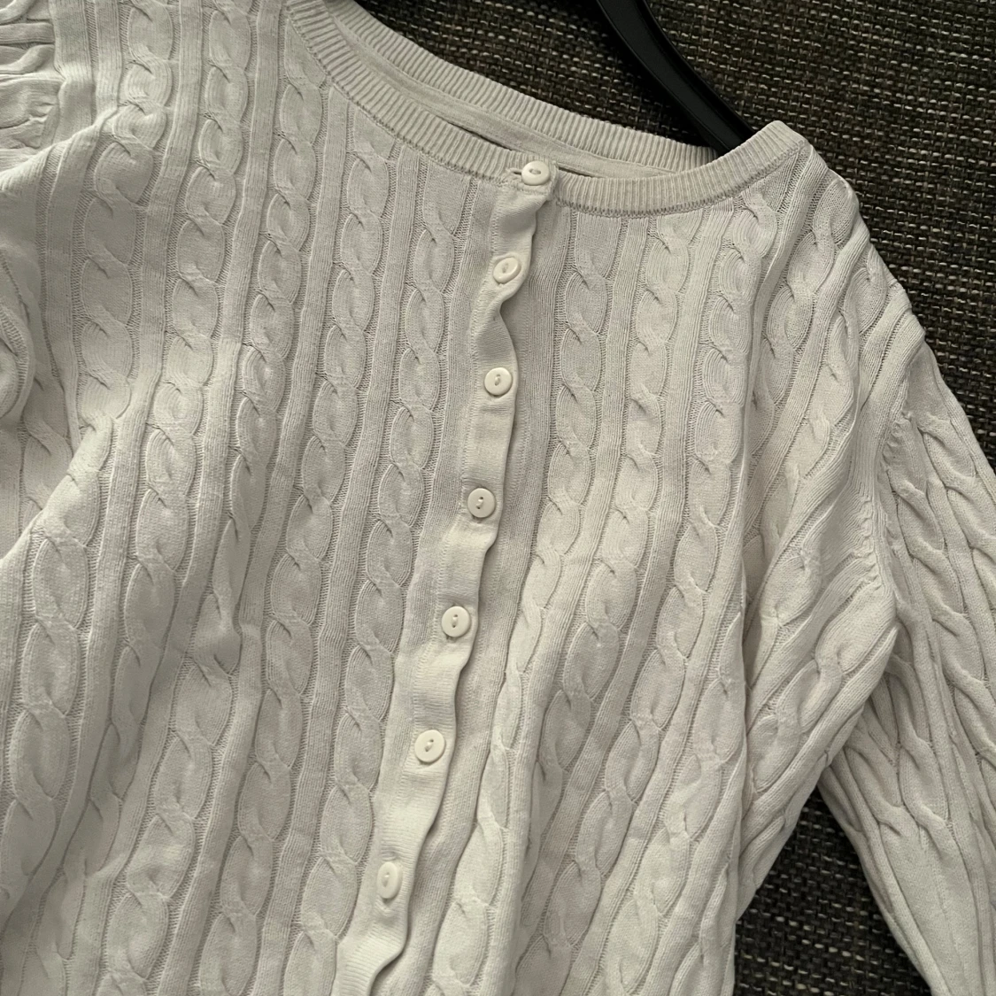 Vit kabelstickad kofta med knappar - 1